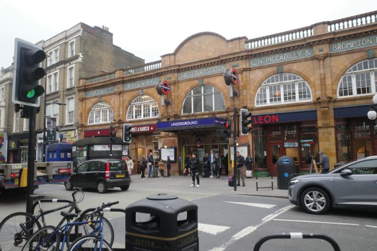 最寄りのアールズコート駅外観