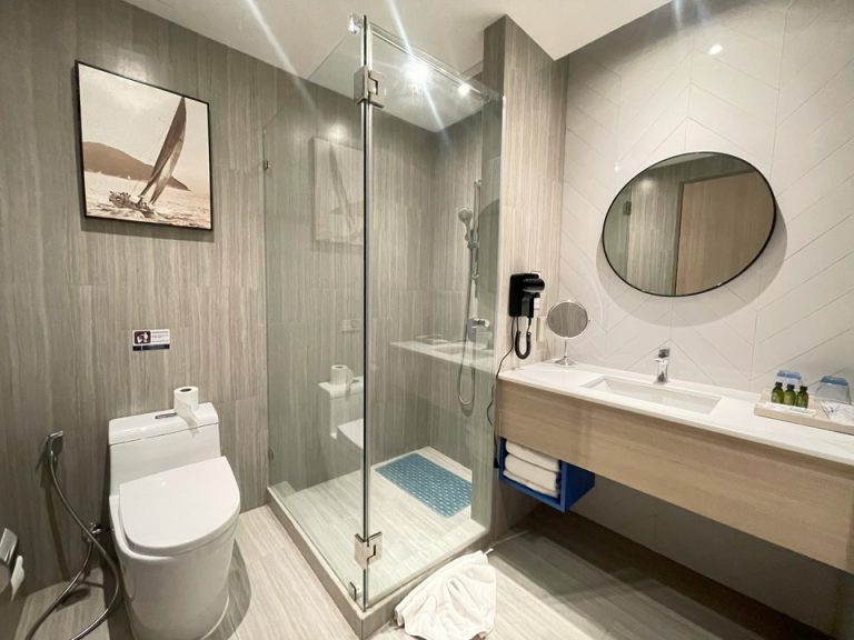 洗面所とシャワートイレ