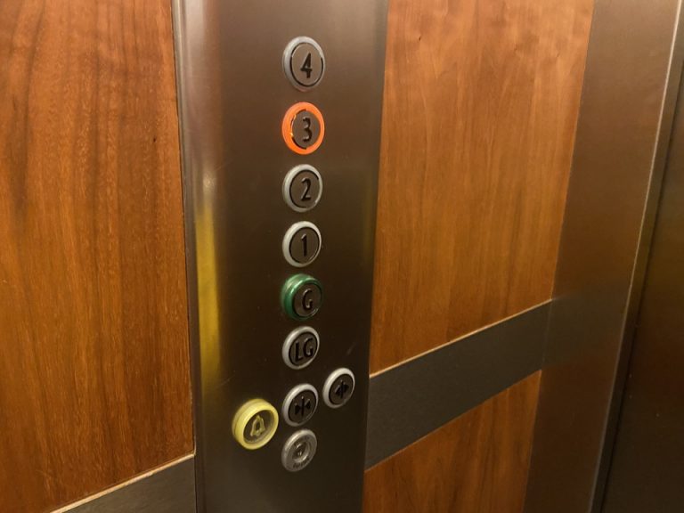 エレベーターのボタン1