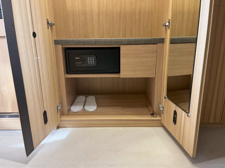 クローゼット内のセーフティーボックスとスリッパ