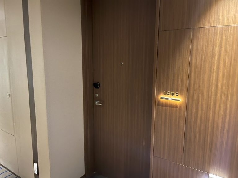 部屋入口ドア①