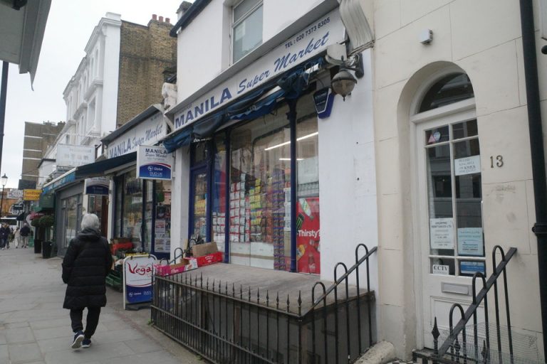 駅までの道にお店がたくさんあります