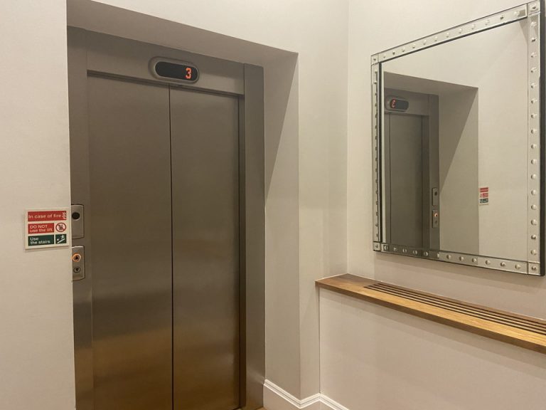 ホテル内エレベーター外観