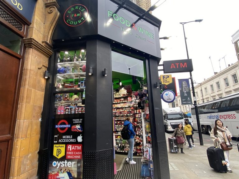 ホテルの最寄りアールズコートのキオスク