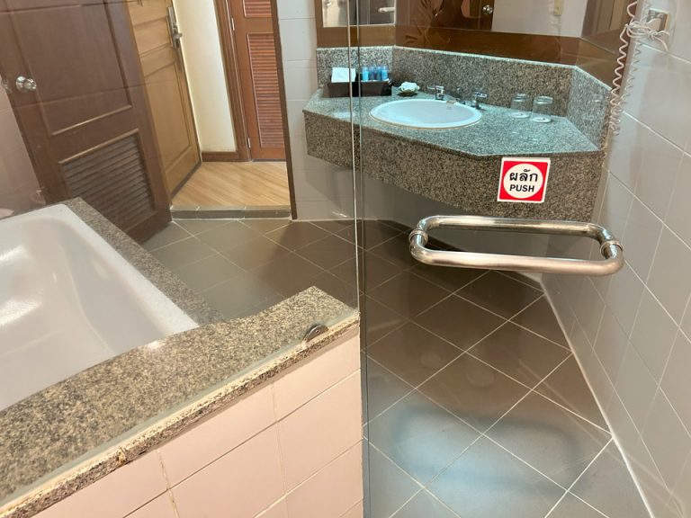 バスルーム内から入口