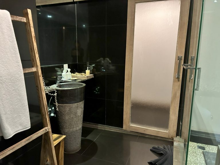 バスルーム内から入口