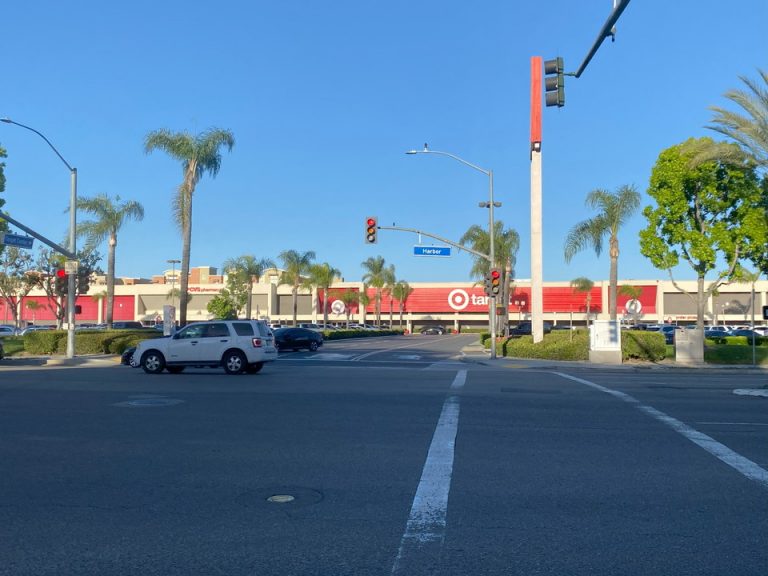 ホテル前の横断歩道を渡ればすぐにTargetがありました