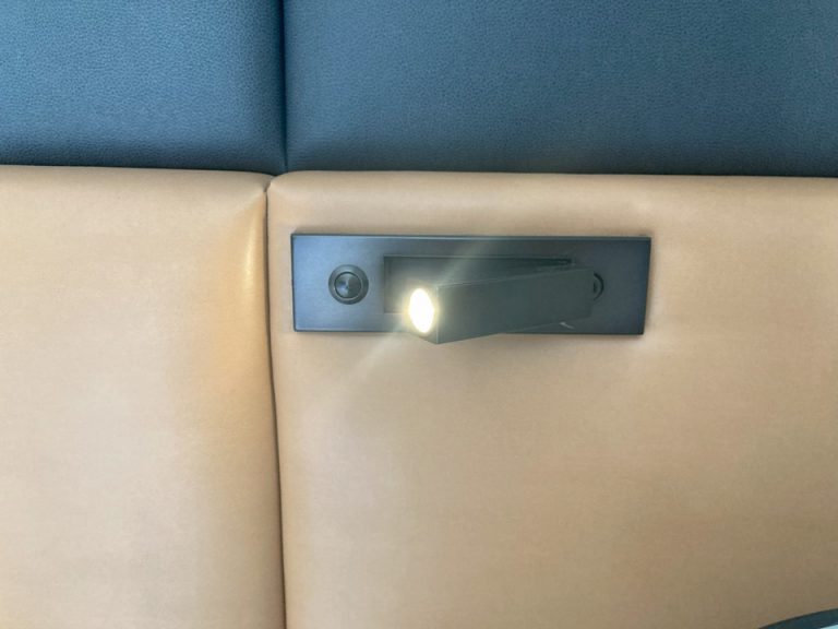 ベッド横の照明