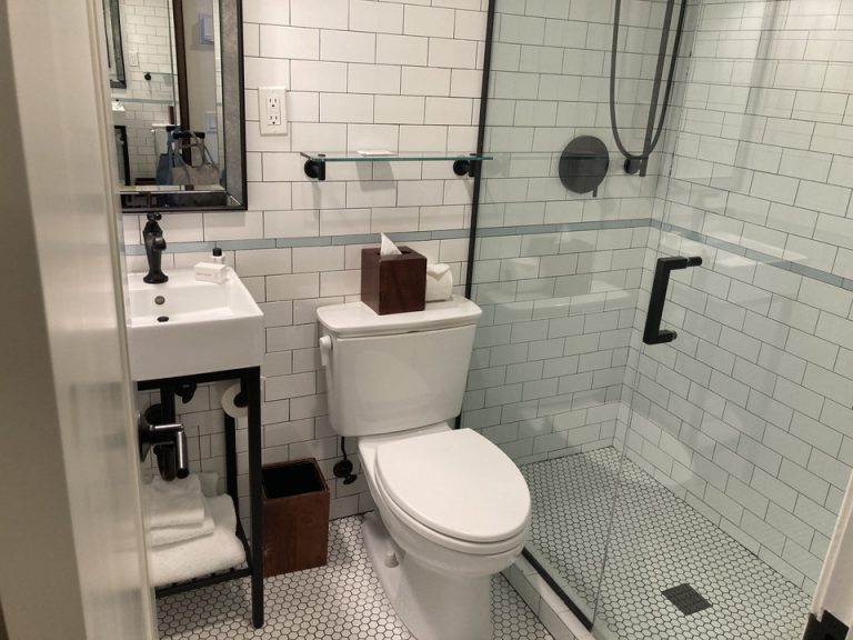 バスルーム入口から全景