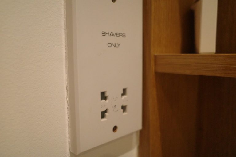 洗面所は髭剃りの電源のみ