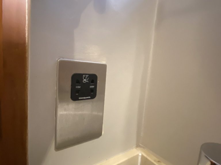 洗面所は髭剃りの電源のみ