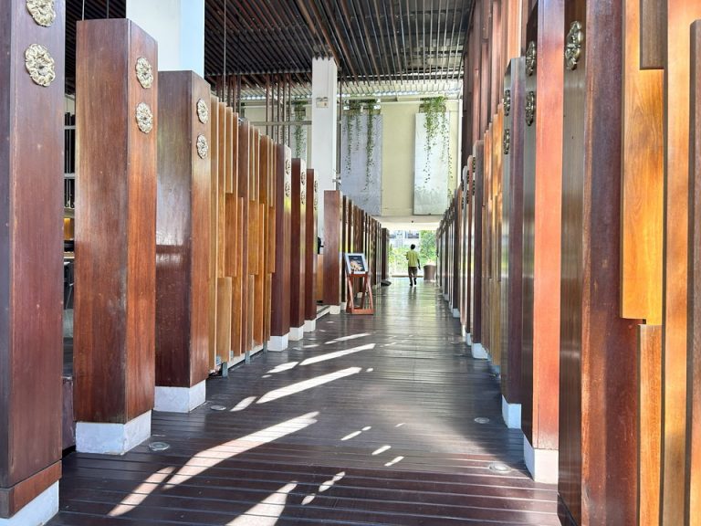 エントランス内観