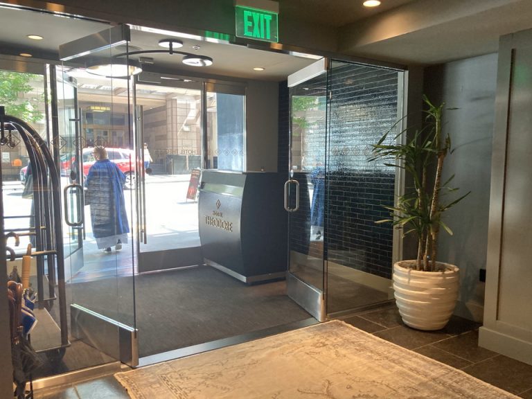 エントランス内観