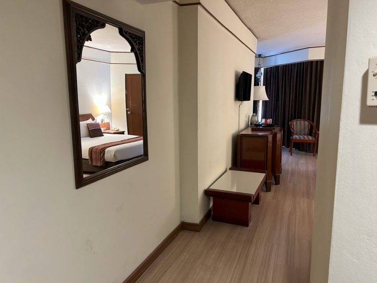 客室全体入口方向