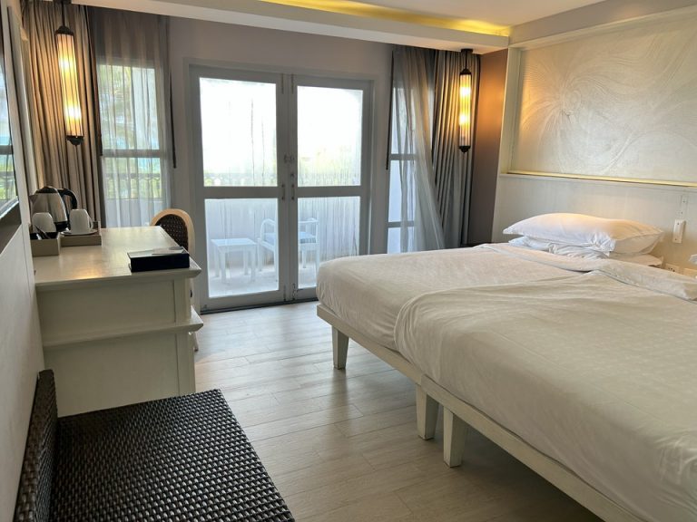 客室全体入口方向