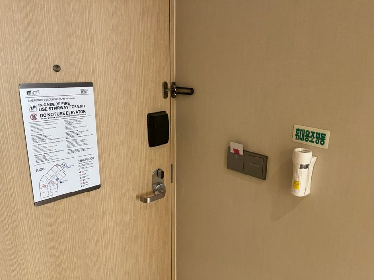 客室入口内観ドアとカギ、非常用の電灯①