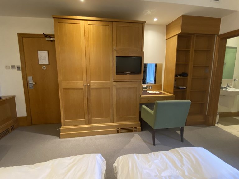 ベッドから見た棚と机とテレビ2