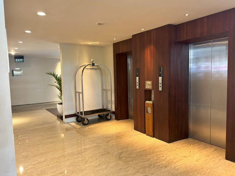 エレベーターホールフロント階