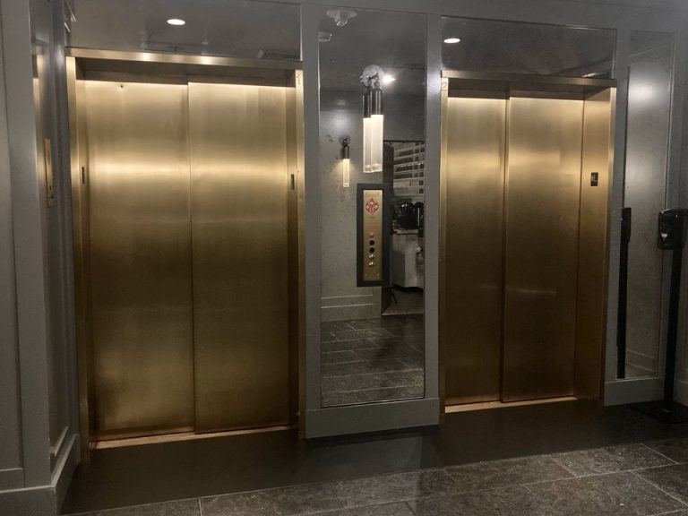 エレベーターホールフロント階