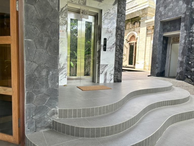 エレベーターホールフロント階