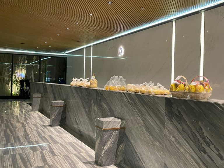 改装中のフロント