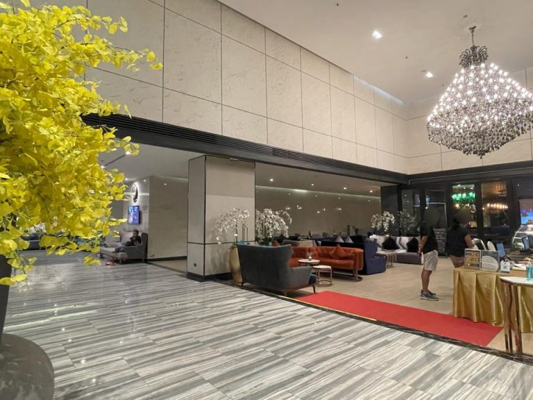 入り口のすぐ右側に簡易のフロントにてチェックイン