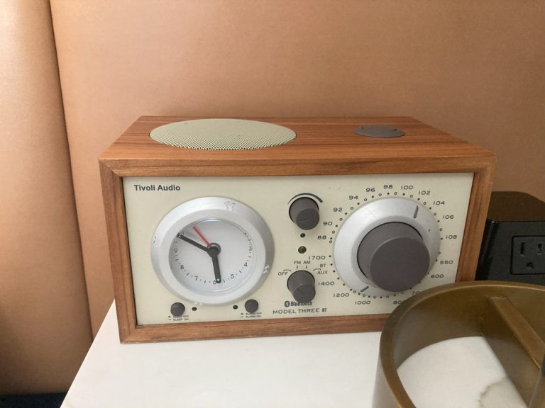 目覚ましラジオ