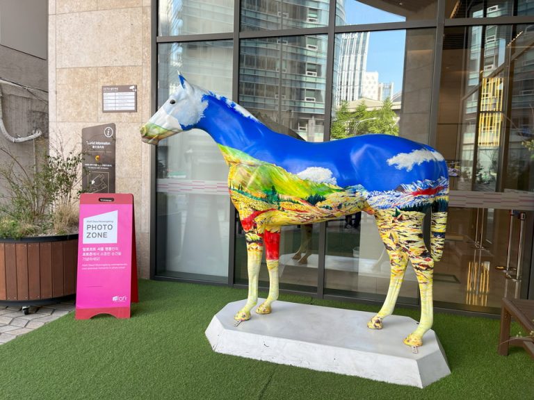 エントランスにある馬①