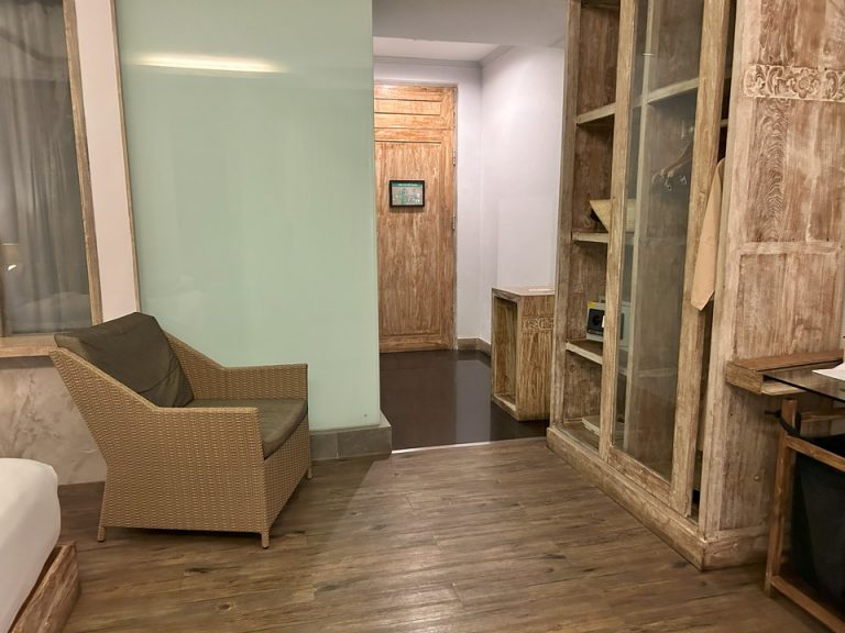 客室全体窓際方向