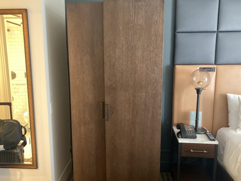 クローゼット外観(閉じた状態)