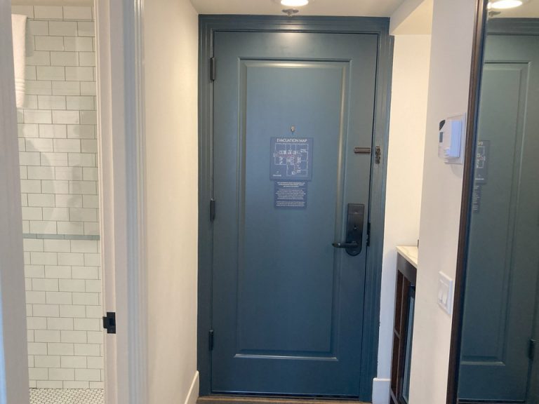 客室入口内観ドア