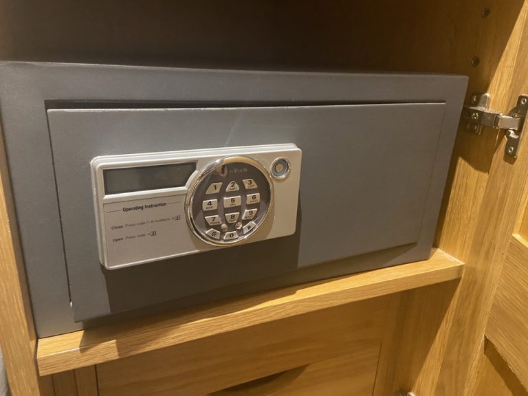 金庫(扉閉まっている)