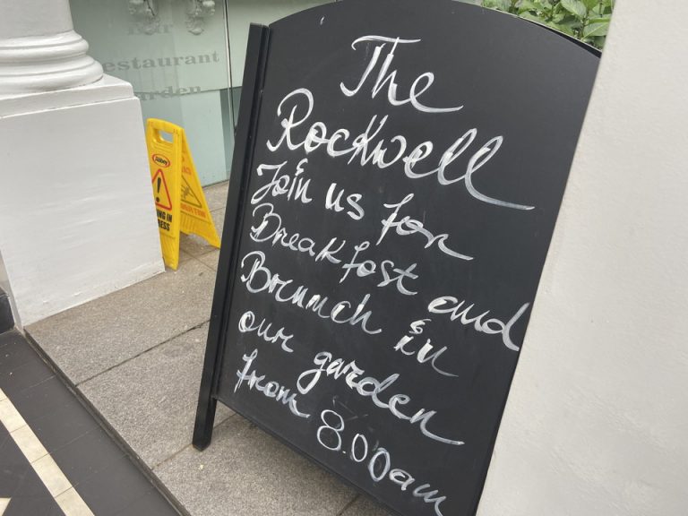 ホテル外に出ている看板