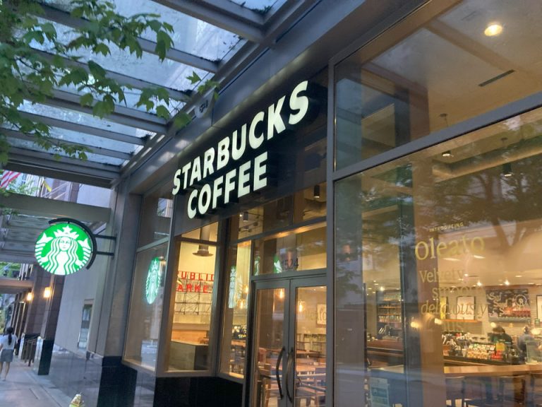 周辺のお店(ホテル前のスタバ)