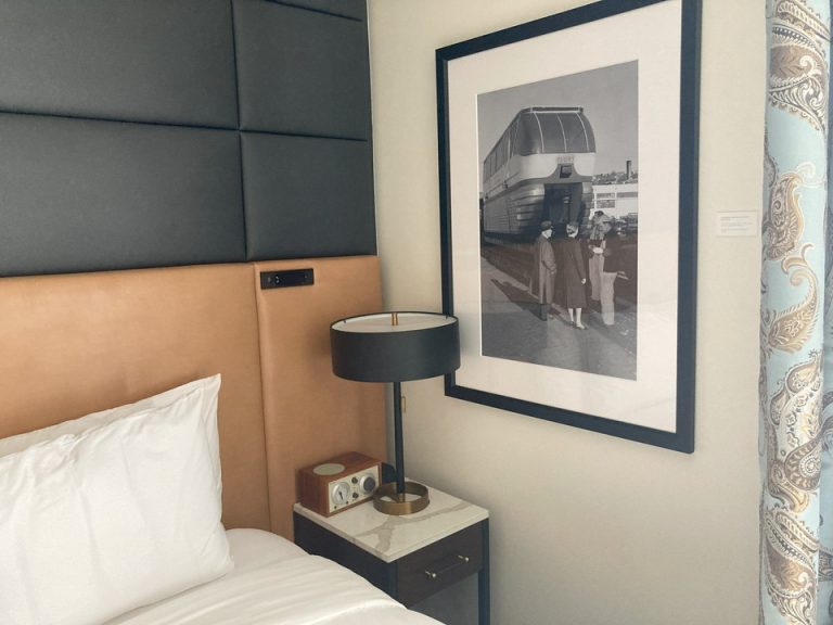 サイドテーブル