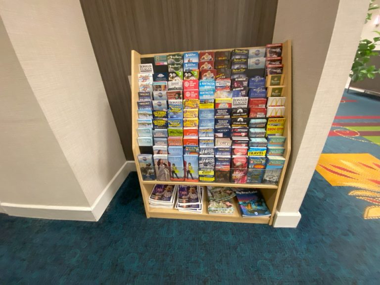ガイドブックは一階ボールルームのトイレ前にありました