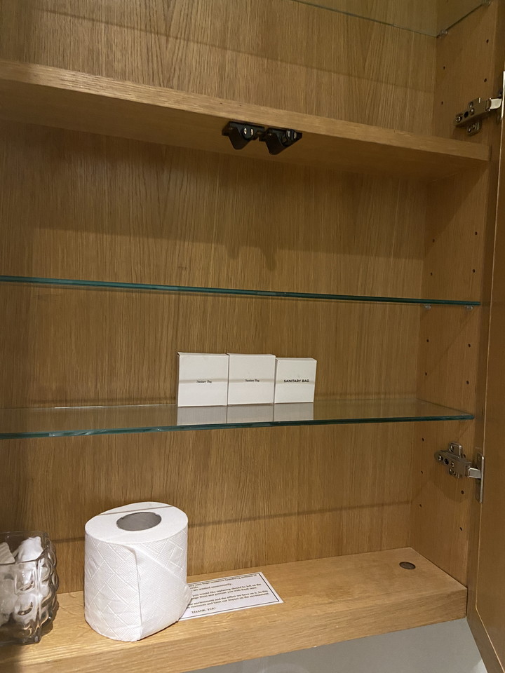 予備のアメニティとトイレットペーパー