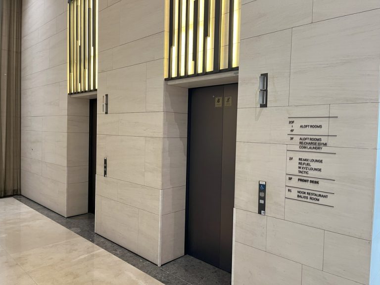 エントランスのエレベーター②