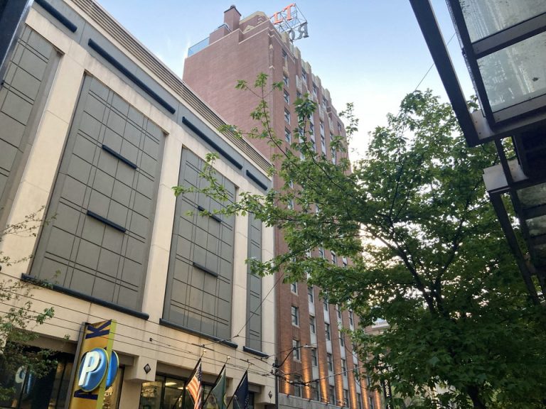 建物全体(屋上の看板)