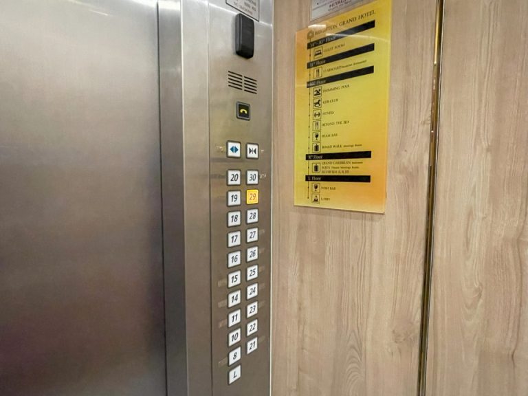 エレベーター内(1)