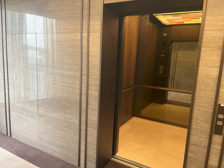 エレベーター内観①