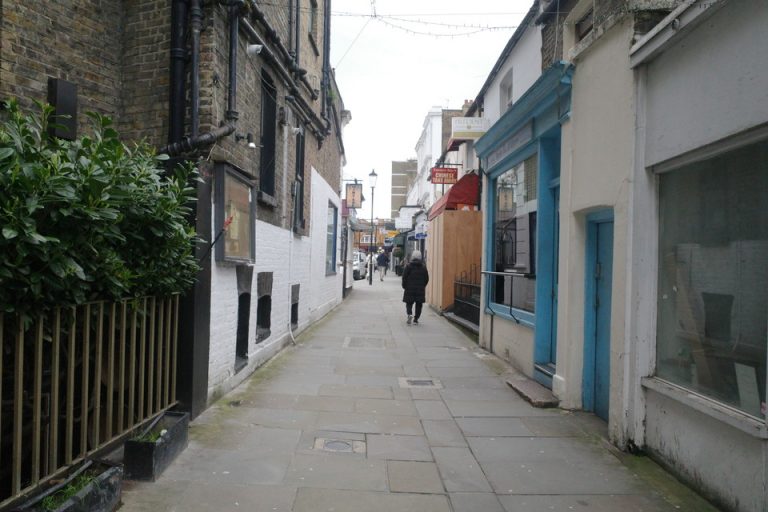 ホテルから駅までの抜け道