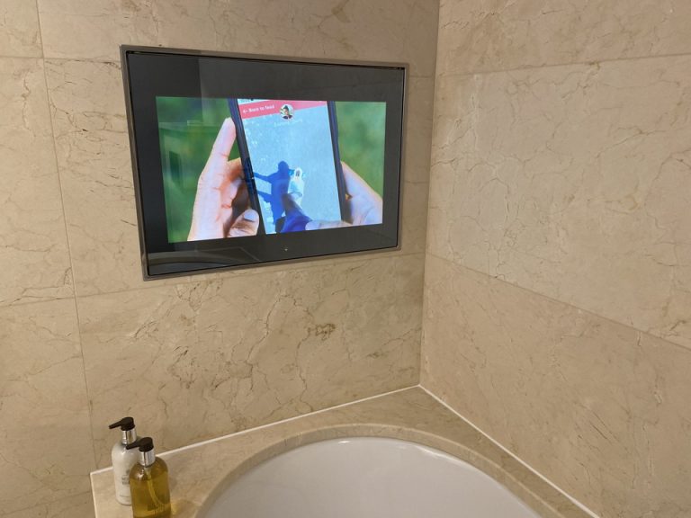 バスタブ横のテレビ2