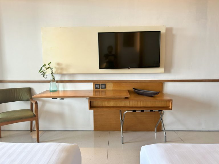 ベッド方向からTV