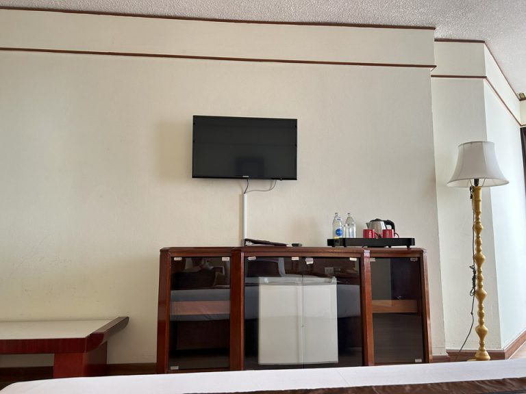 ベッド方向からTV