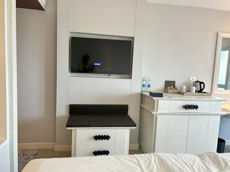 ベッド方向からTV