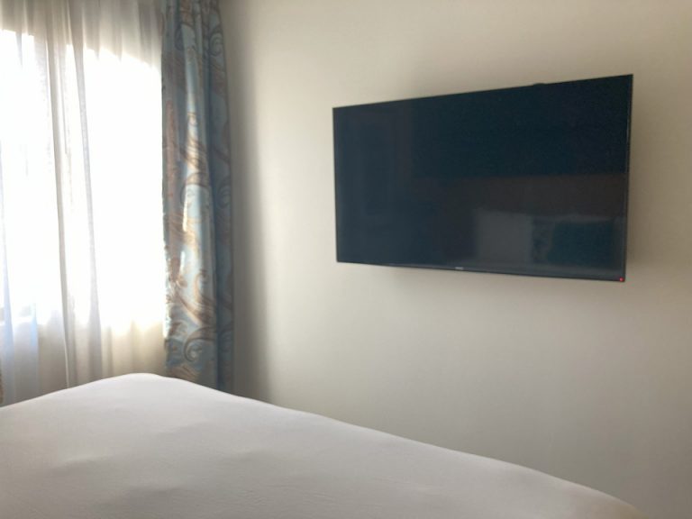 ベッド方向からTV