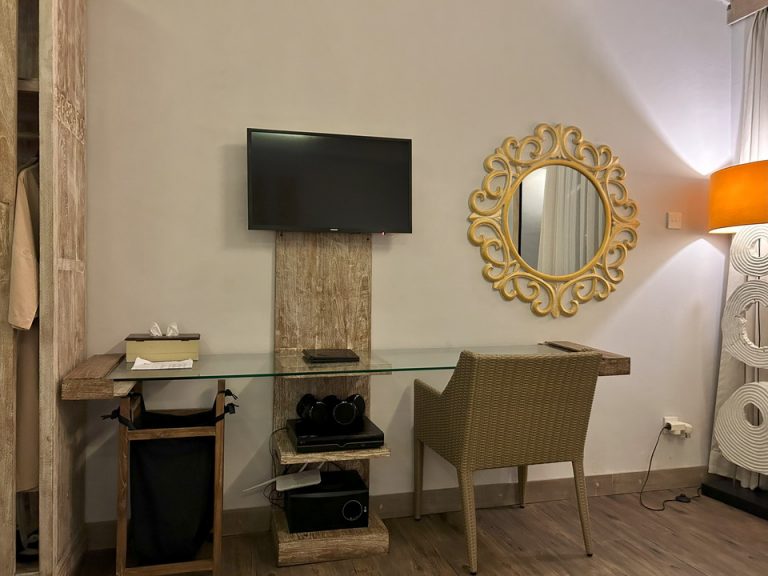 ベッド方向からTV