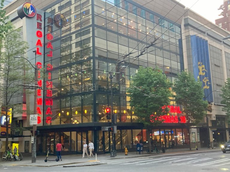 周辺のお店(映画館)