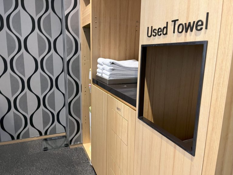 ジム内にタオルが用意されている